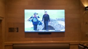 4 screen wall mount displaying golf game as one large image